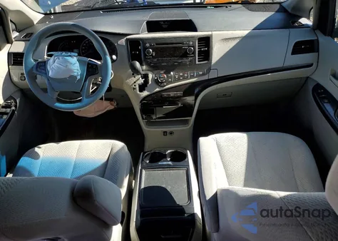 2013 Toyota Sienna Le 7-Passenger z USA, uszkodzony, nr VIN 5TDJK3DC0DS068726